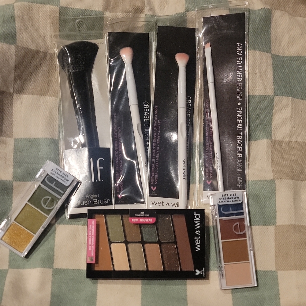 wet n wild Makeup Brush and Palette Set with Green and Gold Shades